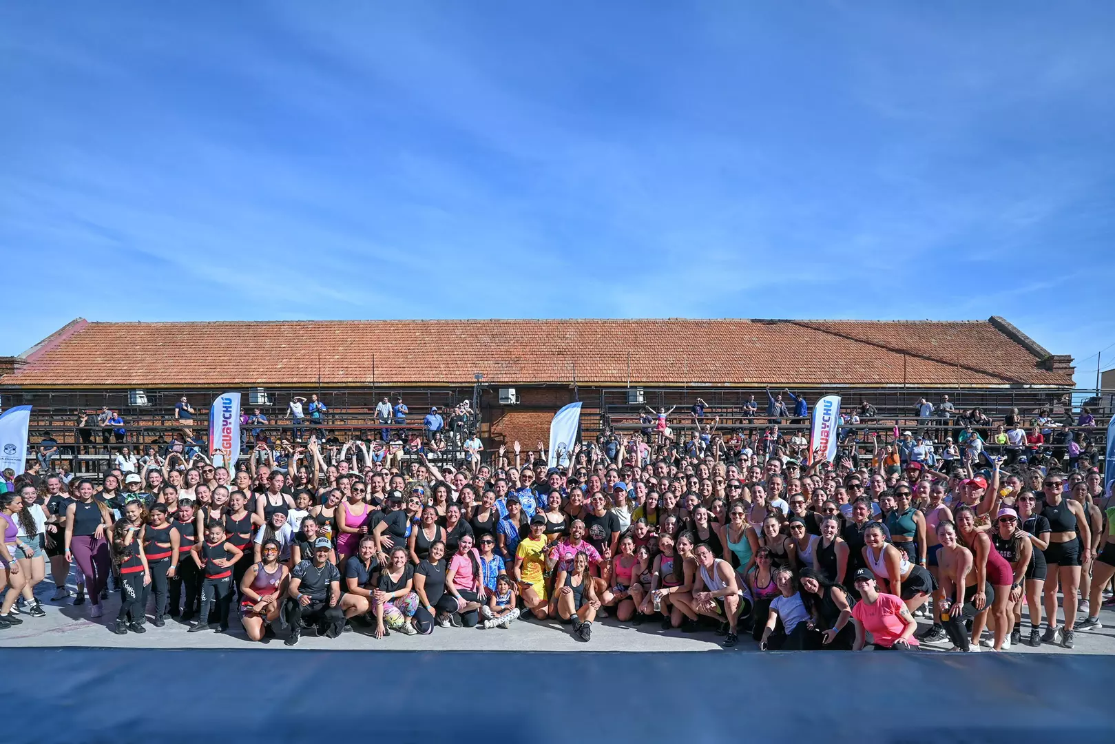 GUINNESS BOOK DO CARNAVAL! ALEX E JORGE PÕE + DE 650 PESSOAS SAMBANDO NO SAMBÓDROMO NA ARGENTINA